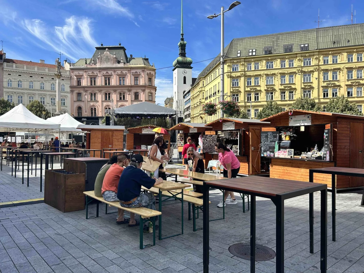 Světová muzika a jídla. Lidé v Brně zahájili svatojánské slavnosti