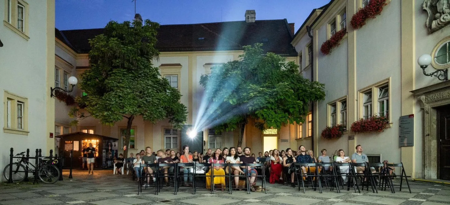 Na nádvoří radnice se vrací letní kino. Diváky čeká 67 filmových večerů