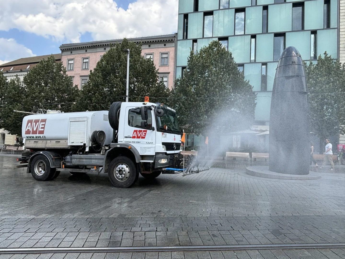 V Brně bojují s vlnou veder. Srdce města i kolemjdoucí zchladí kropící vůz