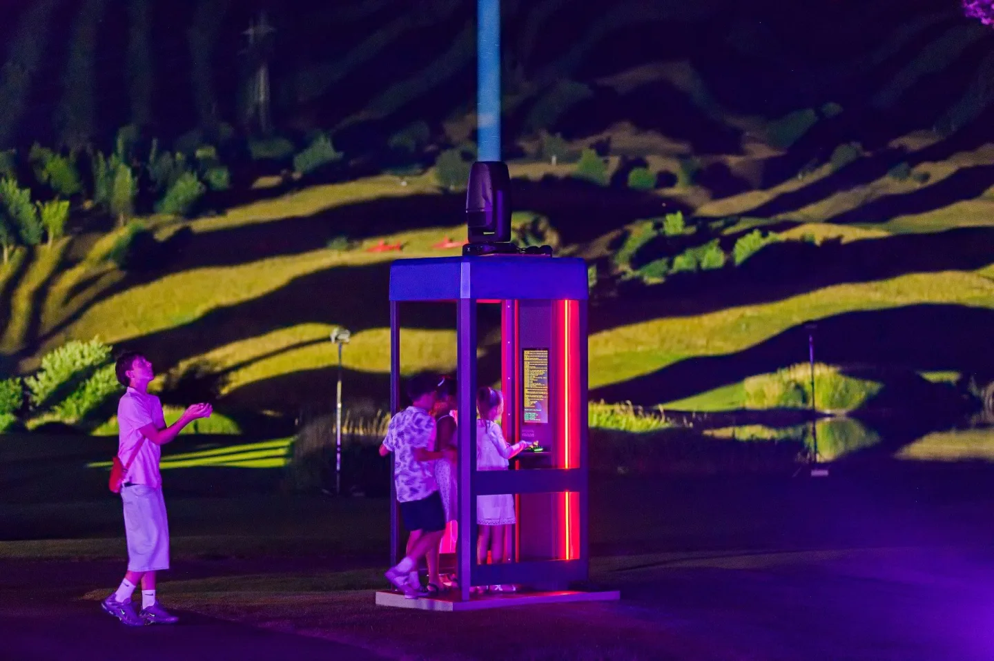 Vzkazy pomocí Morseovky a světelná show. Lidé vysílali přání ke hvězdám