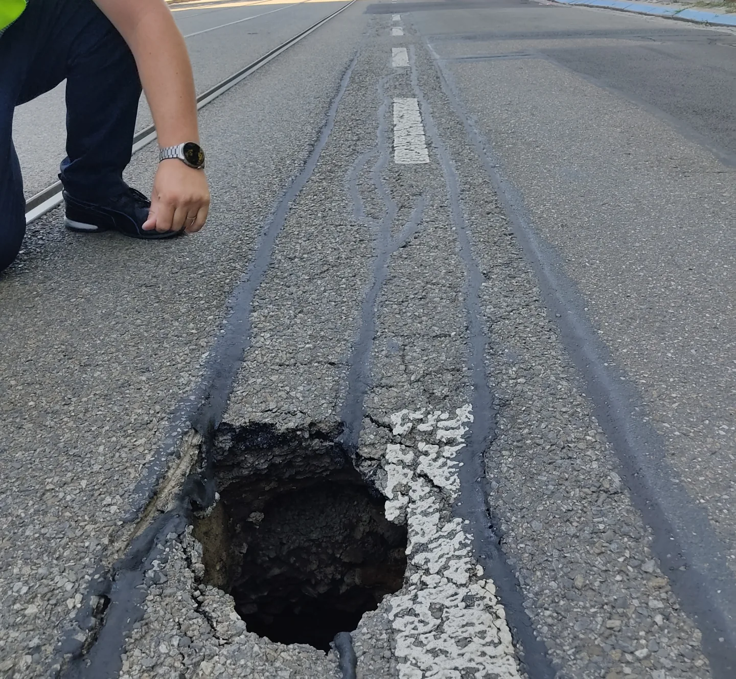 V Králově Poli se propadla silnice, šaliny několik hodin jezdily odklonem