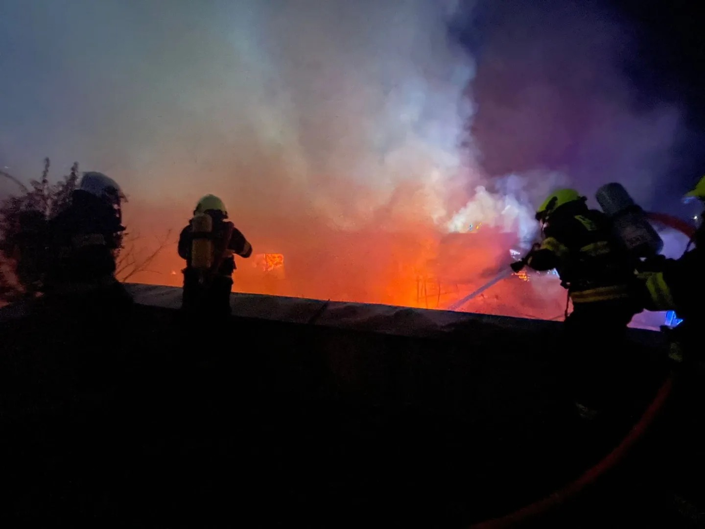 V Bystrci hořel rodinný dům. Škody budou v milionech. dva hasiči se zranili