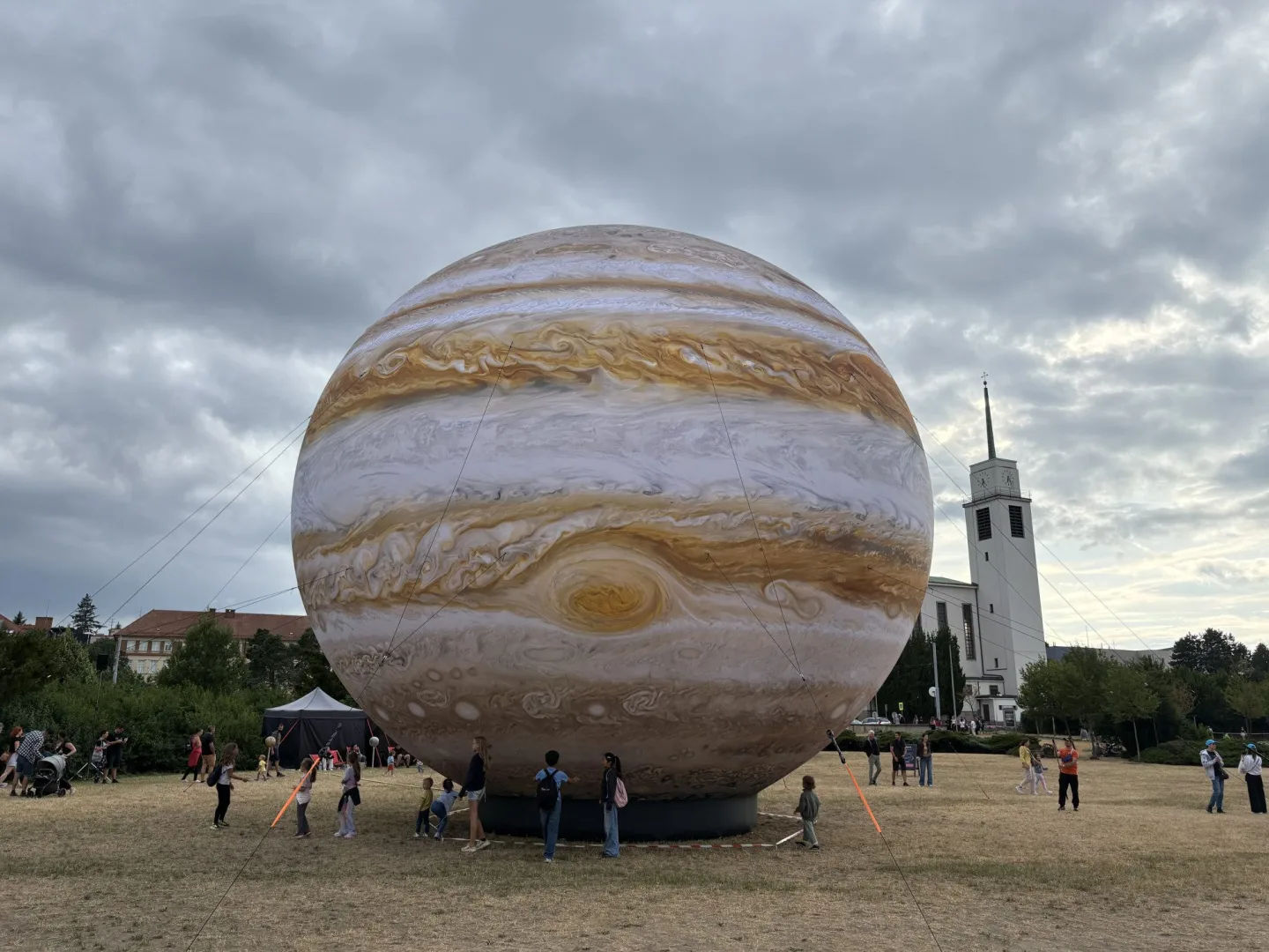 FOTO: Vesmír v Brně. Na Kraví hoře vystavují obří model Jupiteru i černé díry