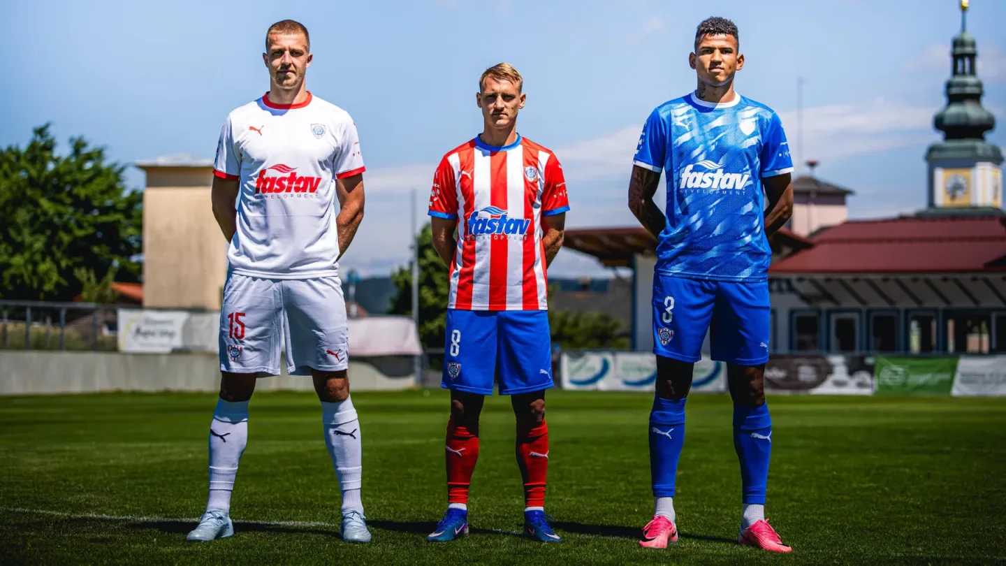 Fotbalisté Zbrojovky odhalili dresy pro novou sezonu. Přibyde modrý komplet
