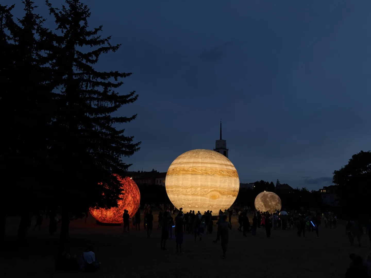 FOTO: Vesmír v Brně. Podívejte se, jak modely planet září v noci