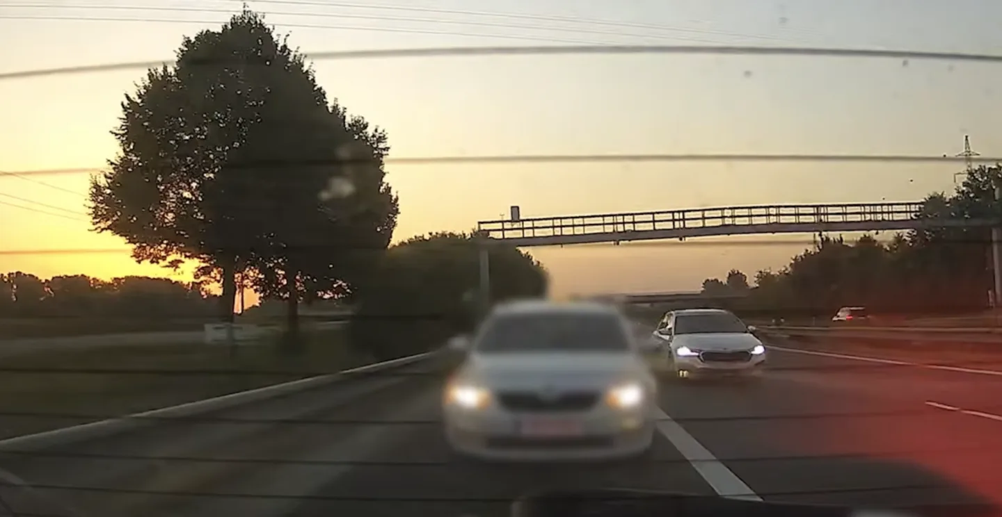 VIDEO: Bezohledný řidič se před zákonem skrýval v obilí. Utéct chtěl i taxíkem