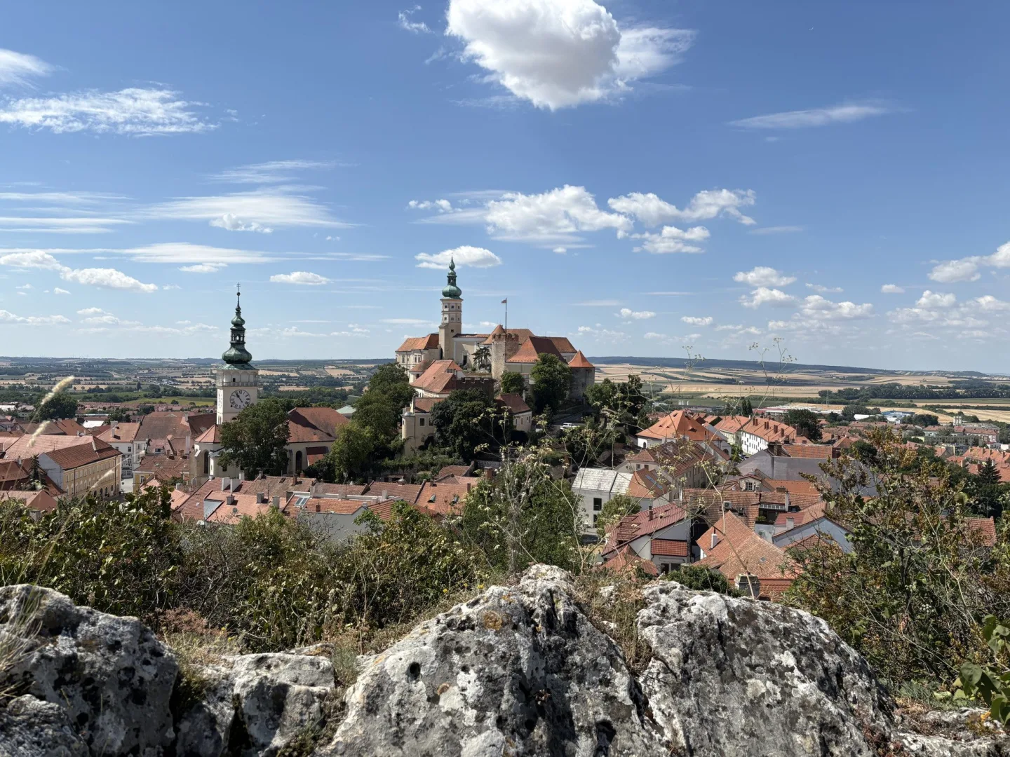 FOTO: Historie, kavárny i výhledy. Mikulov v létě umí okouzlit