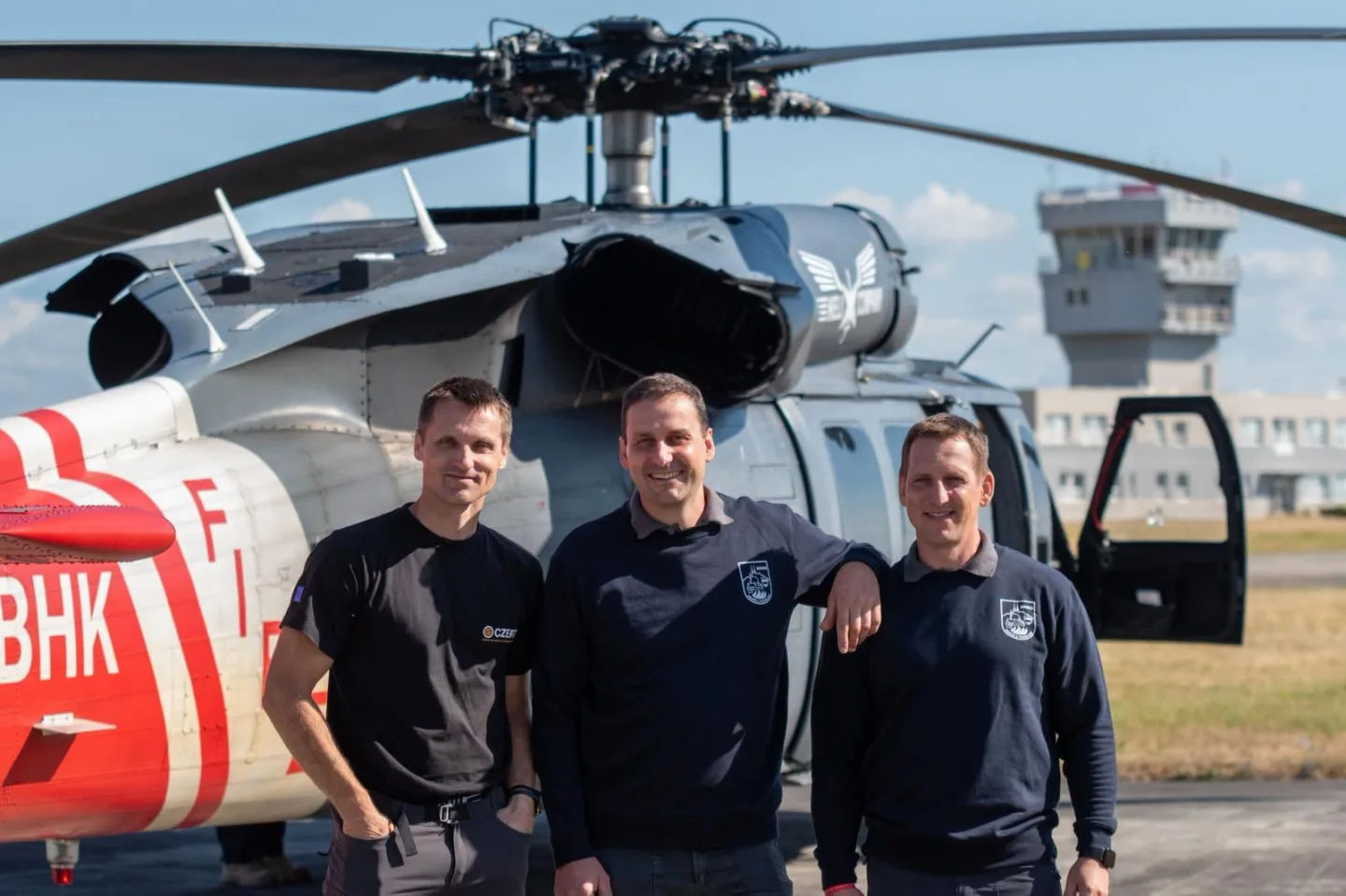 Na společné fotografii zleva: npor. Tomáš Přinosil – velitel modulu z HZS MSK, a pprap. Radek Mísař a nstržm. Jan Sotolář, letečtí záchranáři HZS JHM.