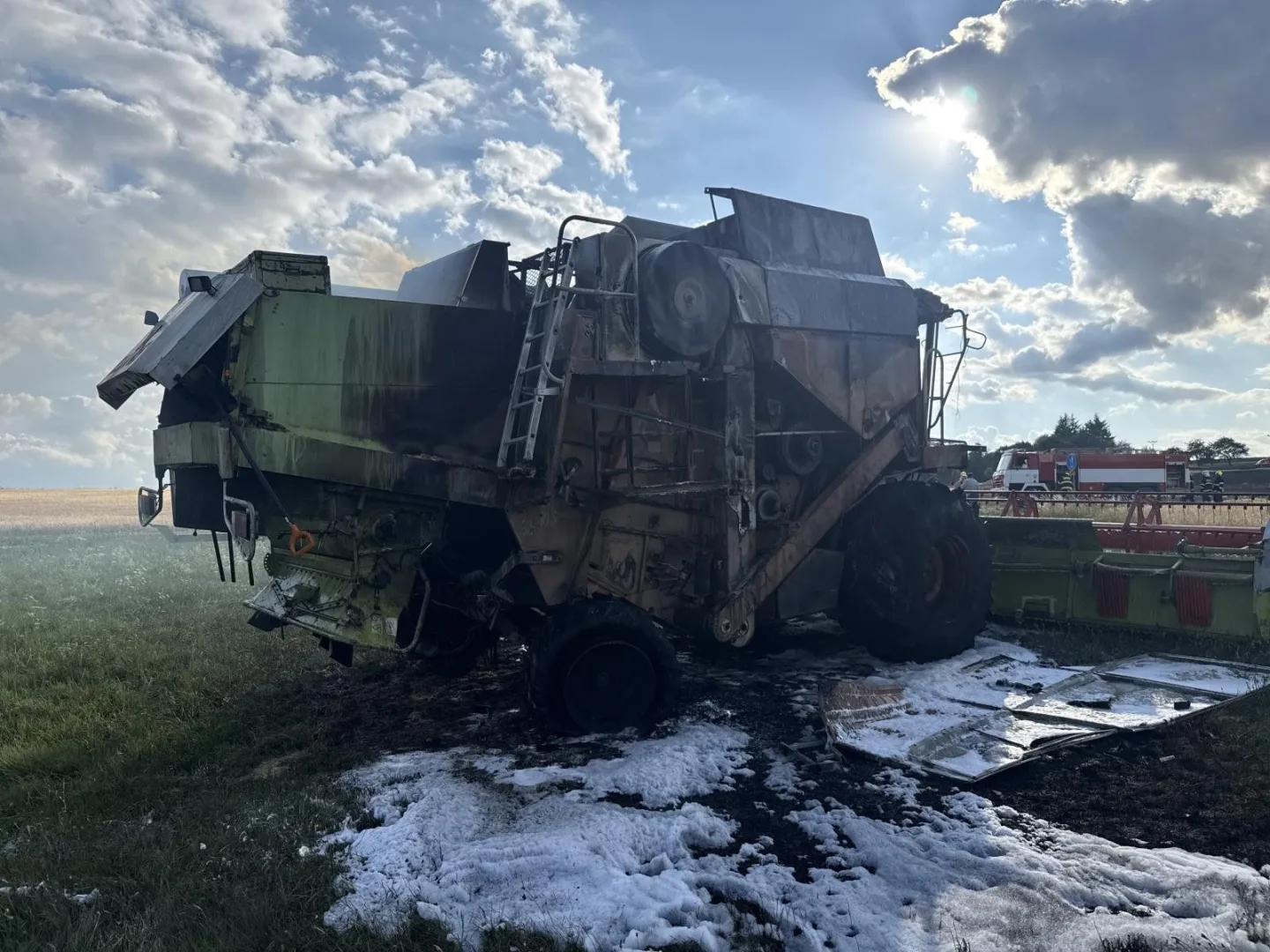 Hořící kombajn a pole. Hasiči na Vyškovsku zasahovali u velkého požáru