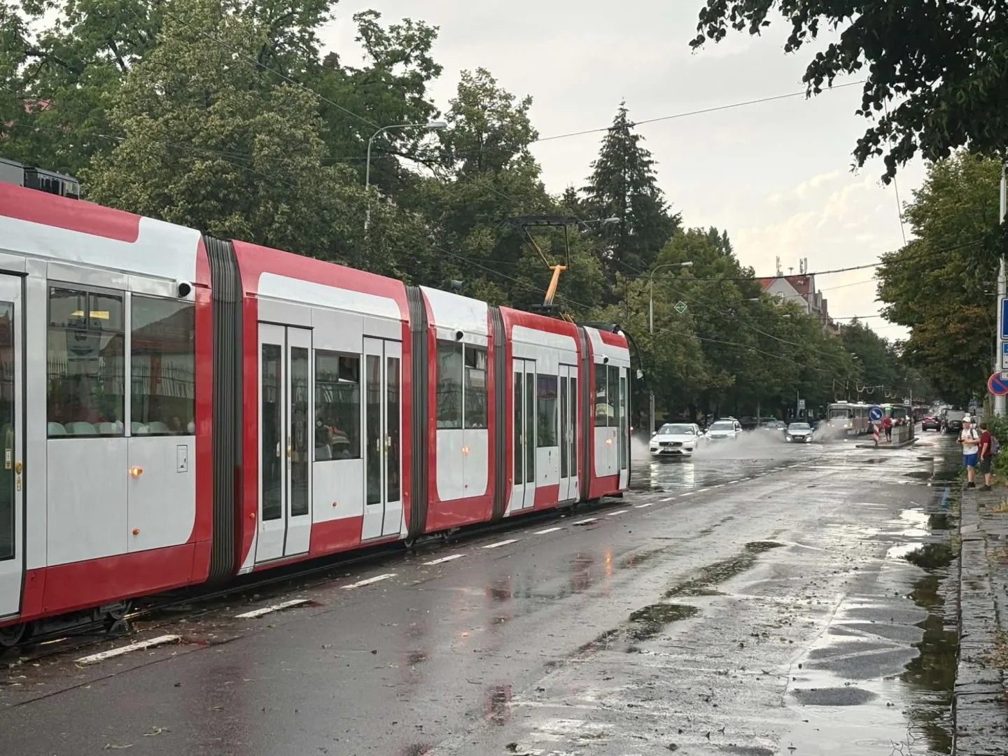FOTO: Déšť v Brně zastavil dopravu, voda zaplavila podjezdy i ulice. Padaly i kroupy