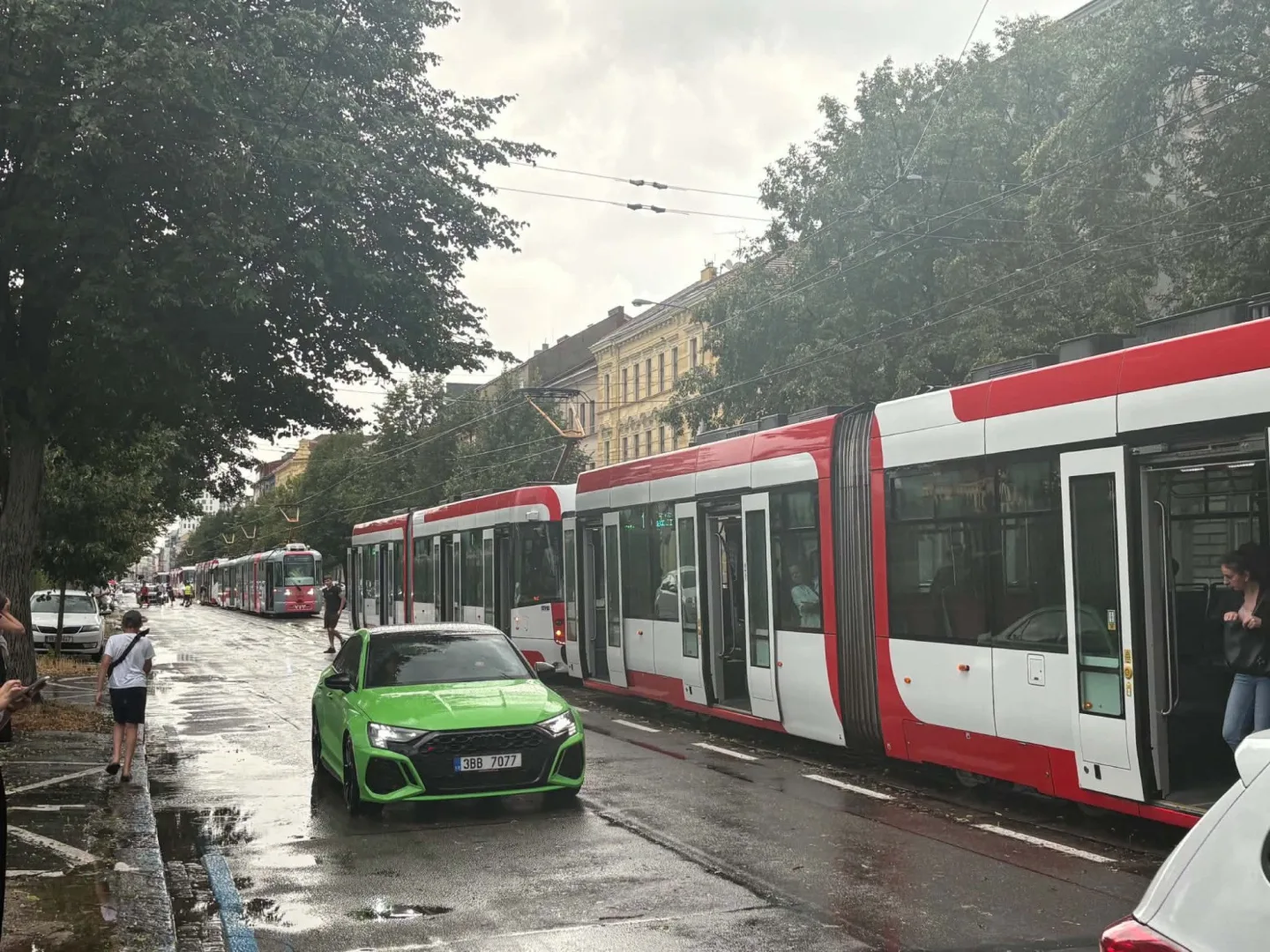 FOTO: Déšť v Brně zastavil dopravu, voda zaplavila podjezdy i ulice. Padaly i kroupy