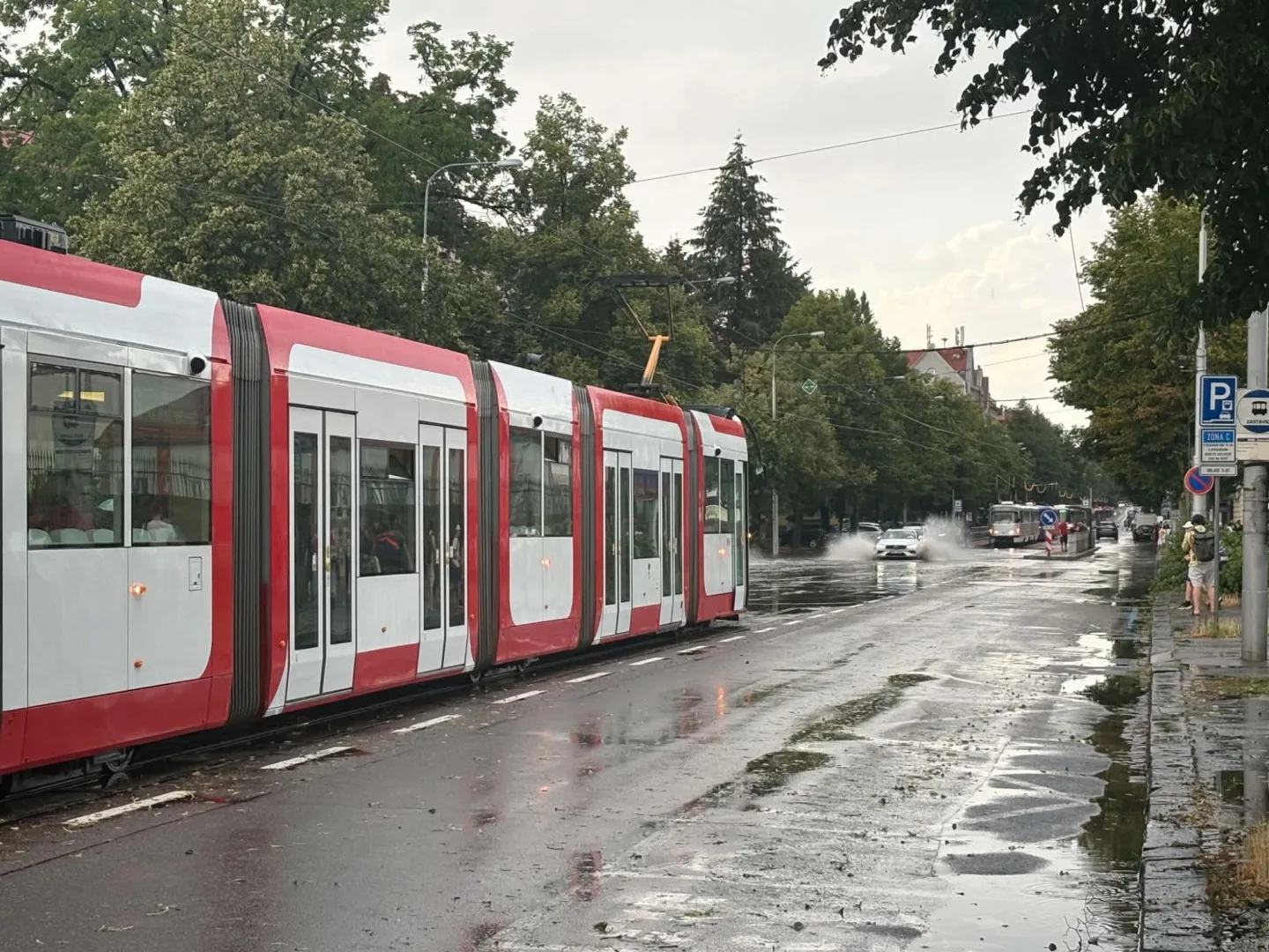 FOTO: Déšť v Brně zastavil dopravu, voda zaplavila podjezdy i ulice. Padaly i kroupy