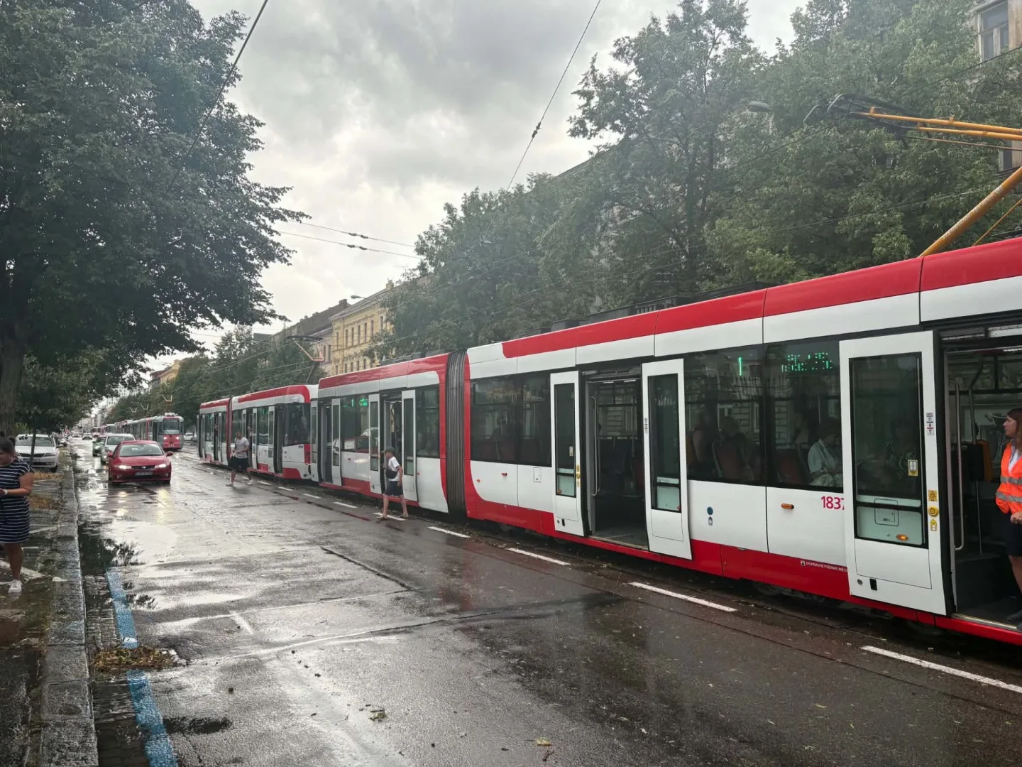 FOTO: Déšť v Brně zastavil dopravu, voda zaplavila podjezdy i ulice. Padaly i kroupy