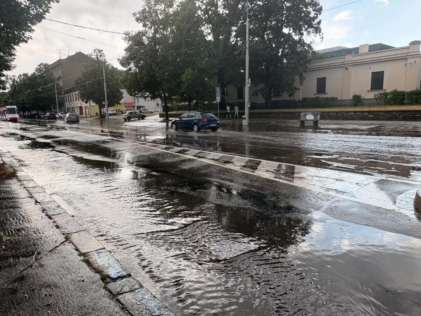 FOTO: Déšť v Brně zastavil dopravu, voda zaplavila podjezdy i ulice. Padaly i kroupy
