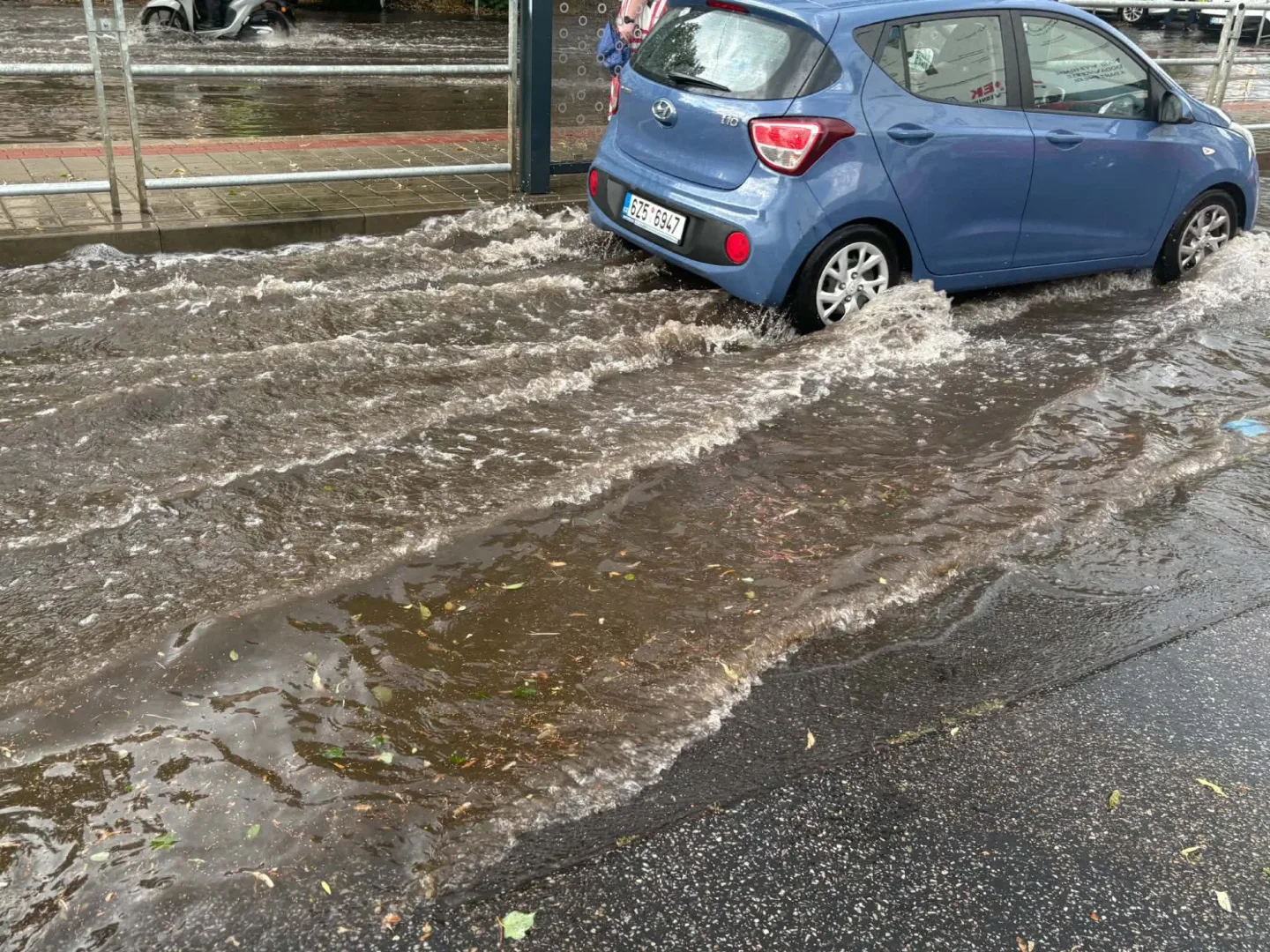 FOTO: Déšť v Brně zastavil dopravu, voda zaplavila podjezdy i ulice. Padaly i kroupy