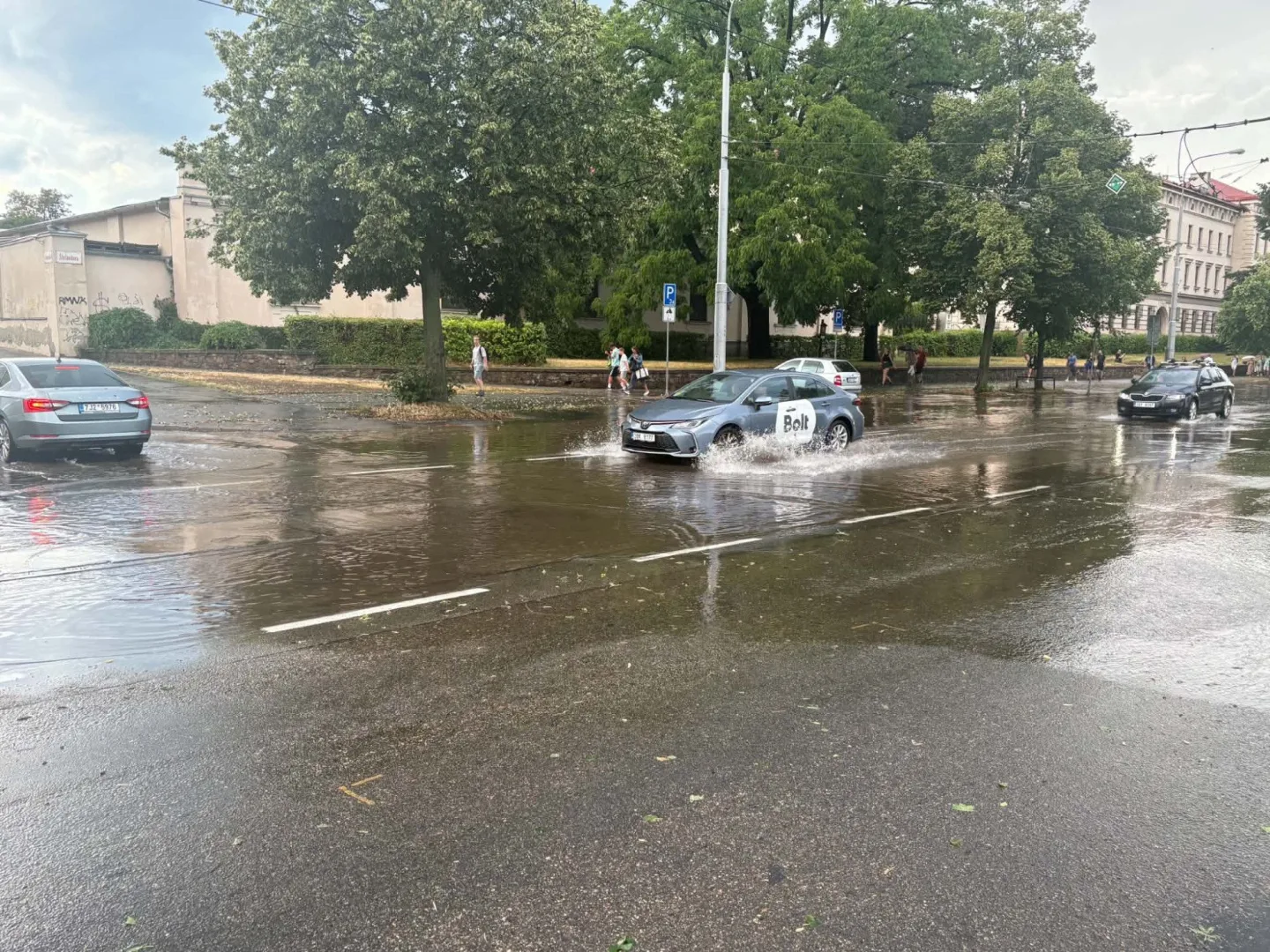 FOTO: Déšť v Brně zastavil dopravu, voda zaplavila podjezdy i ulice. Padaly i kroupy