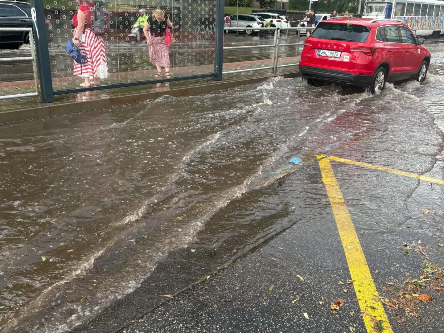 FOTO: Déšť v Brně zastavil dopravu, voda zaplavila podjezdy i ulice. Padaly i kroupy
