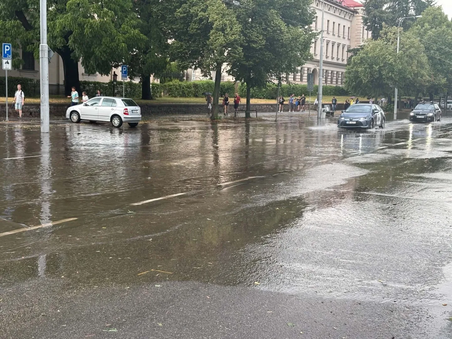 FOTO: Déšť v Brně zastavil dopravu, voda zaplavila podjezdy i ulice. Padaly i kroupy