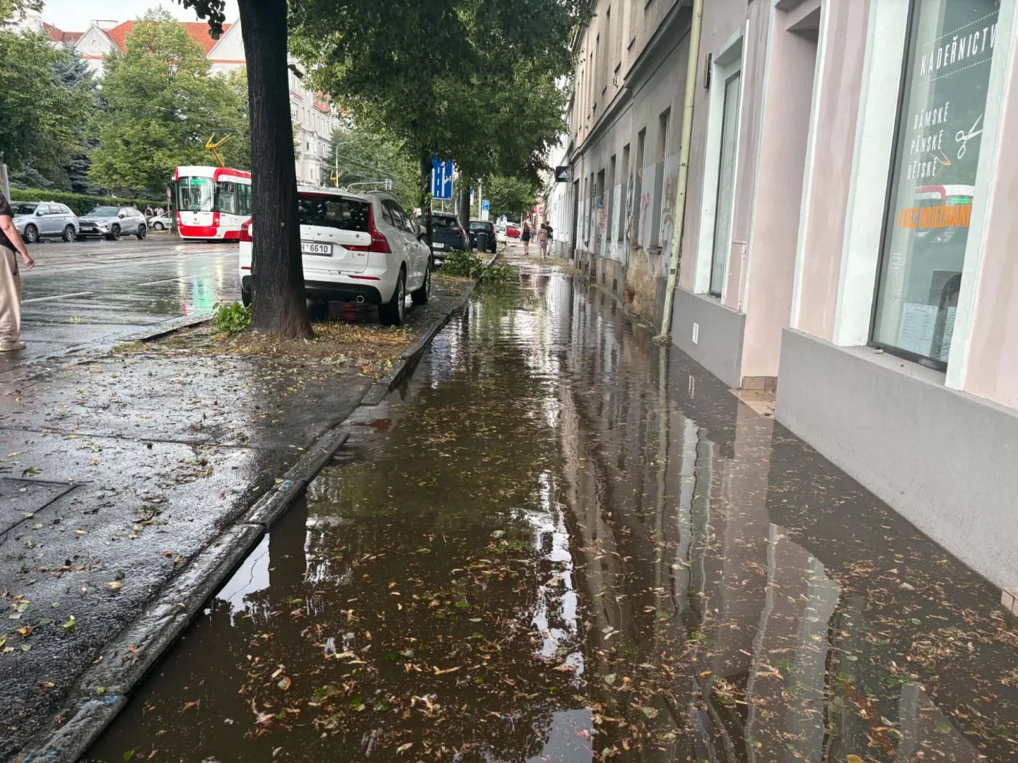 FOTO: Déšť v Brně zastavil dopravu, voda zaplavila podjezdy i ulice. Padaly i kroupy