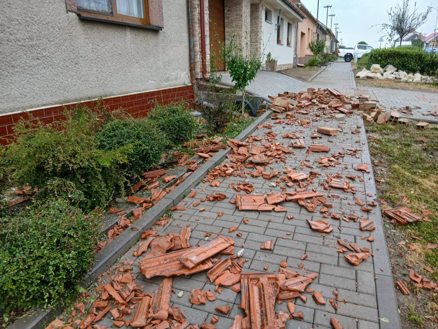 Poničená škola a zatopené domy. Prušánečtí sčítají škody po středeční bouřce