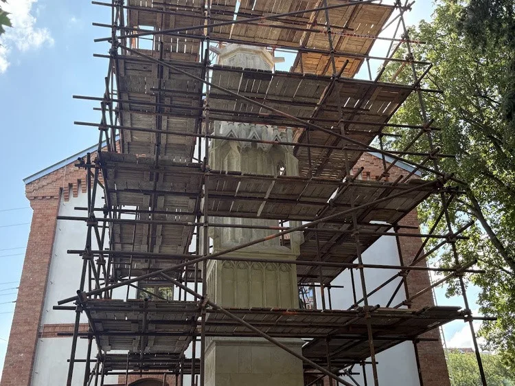 Na Křenové restaurují sloup, který přešel řeku bez jediného kroku