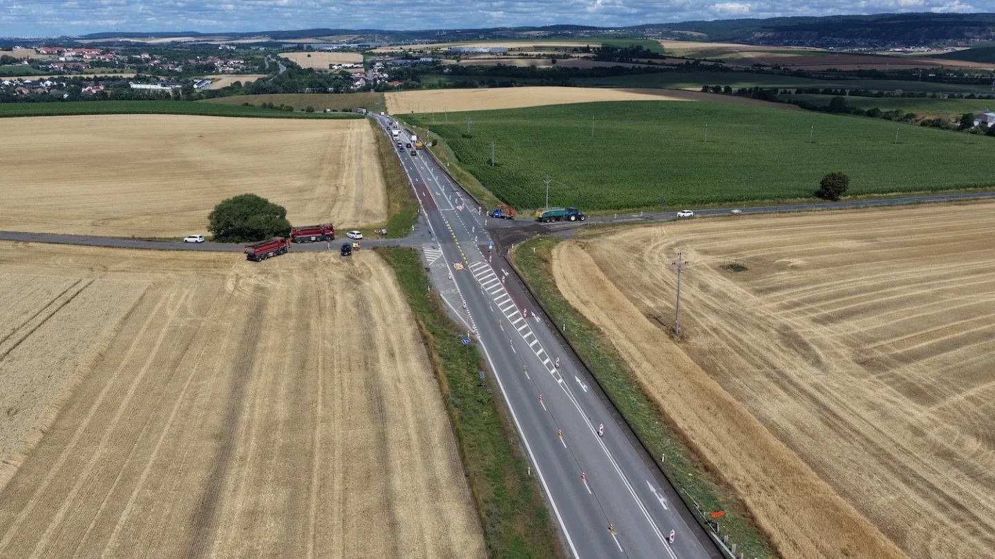 Dopravní omezení na Vyškovsku. Silničáři opravují povrchy i křižovatku