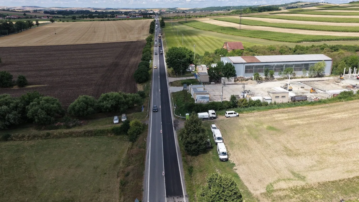 Dopravní omezení na Vyškovsku. Silničáři opravují povrchy i křižovatku