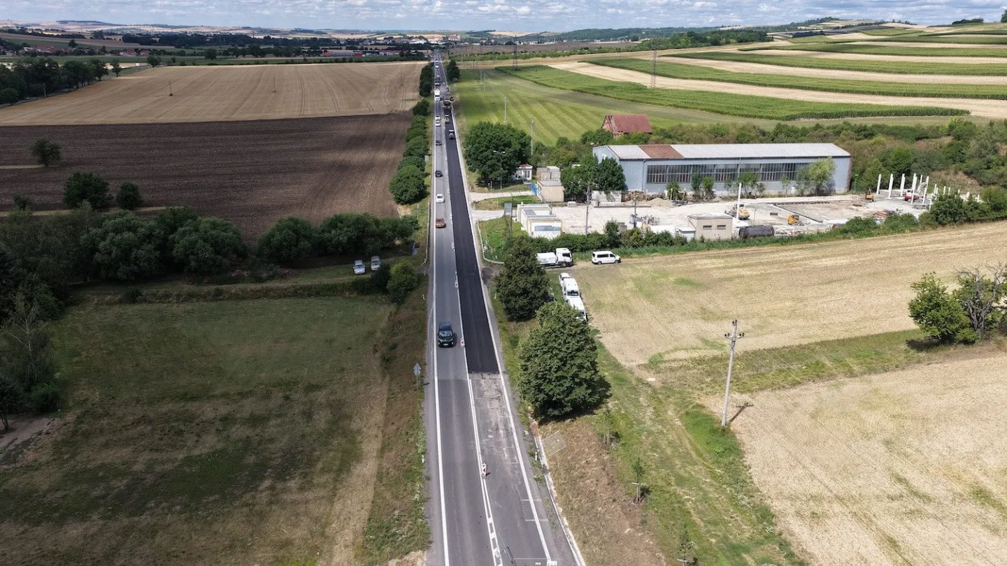 Dopravní omezení na Vyškovsku. Silničáři opravují povrchy i křižovatku