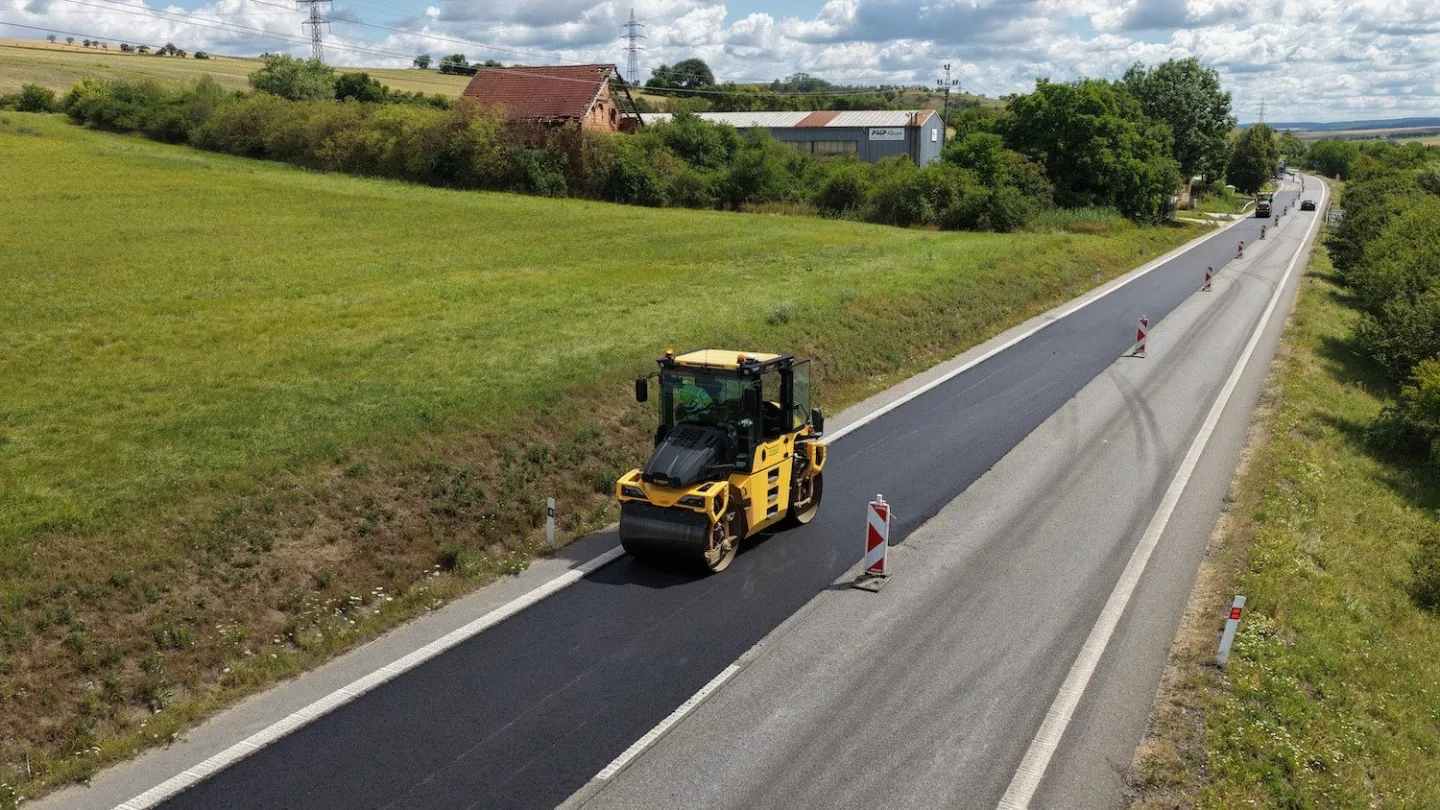Dopravní omezení na Vyškovsku. Silničáři opravují povrchy i křižovatku