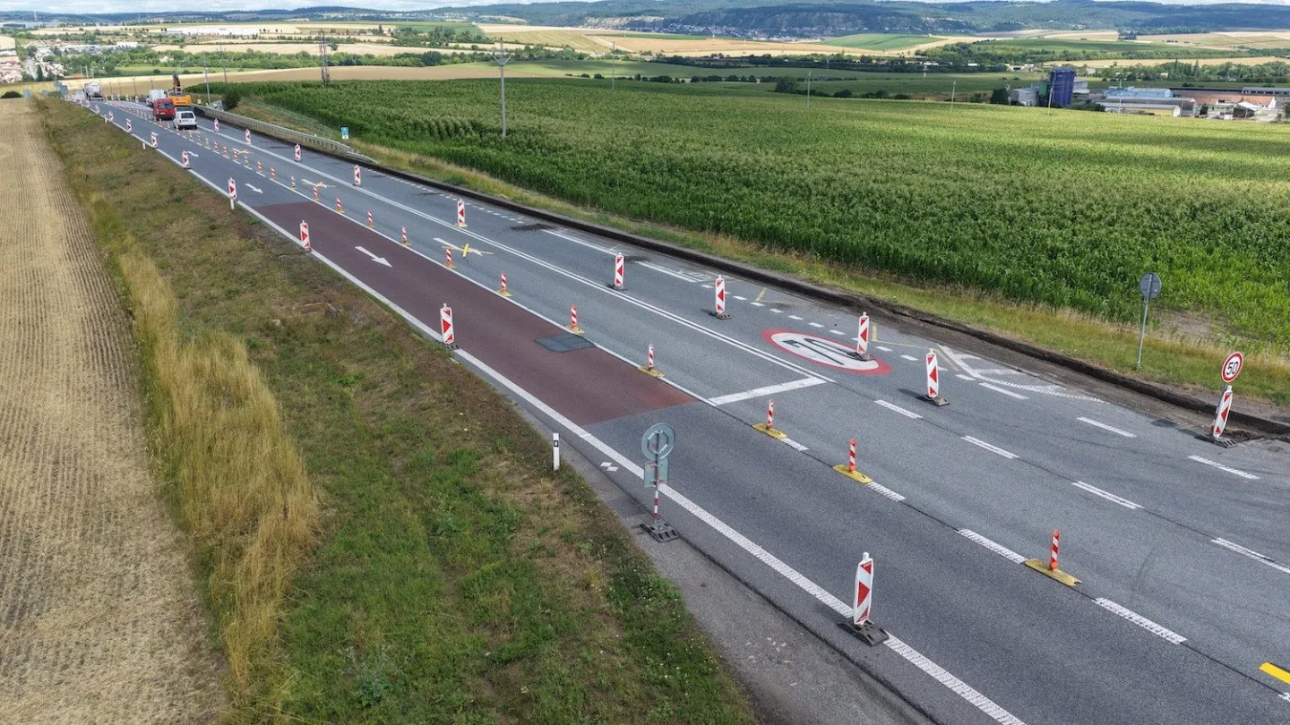 Dopravní omezení na Vyškovsku. Silničáři opravují povrchy i křižovatku