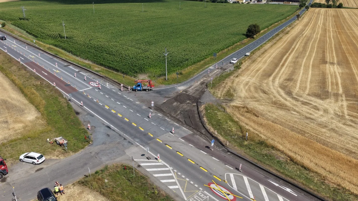 Dopravní omezení na Vyškovsku. Silničáři opravují povrchy i křižovatku