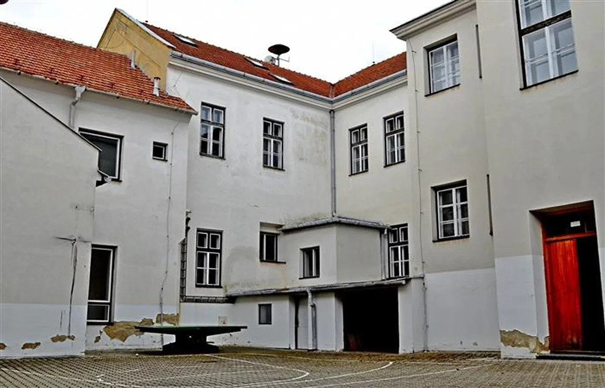 Nové bydlení pro vojáky. Vyškovská bývalá škola nebude déle chátrat