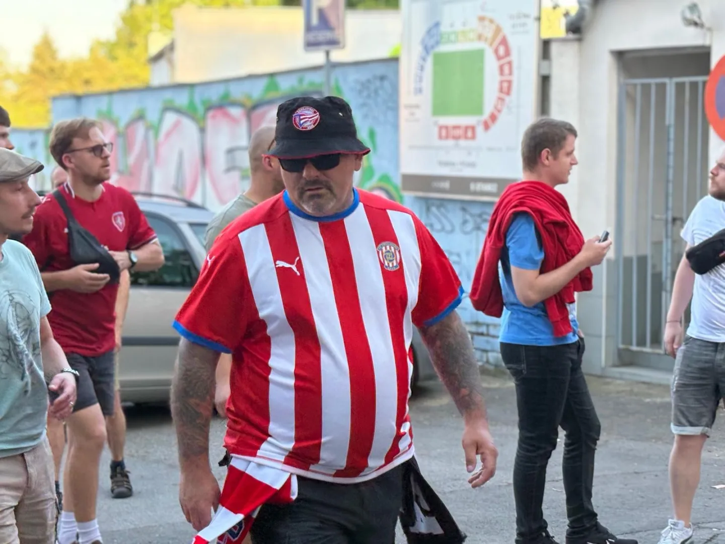 FOTO: Brno, b*zerantů plno. Fanoušci Sparty dorazili na stadion Zbrojovky