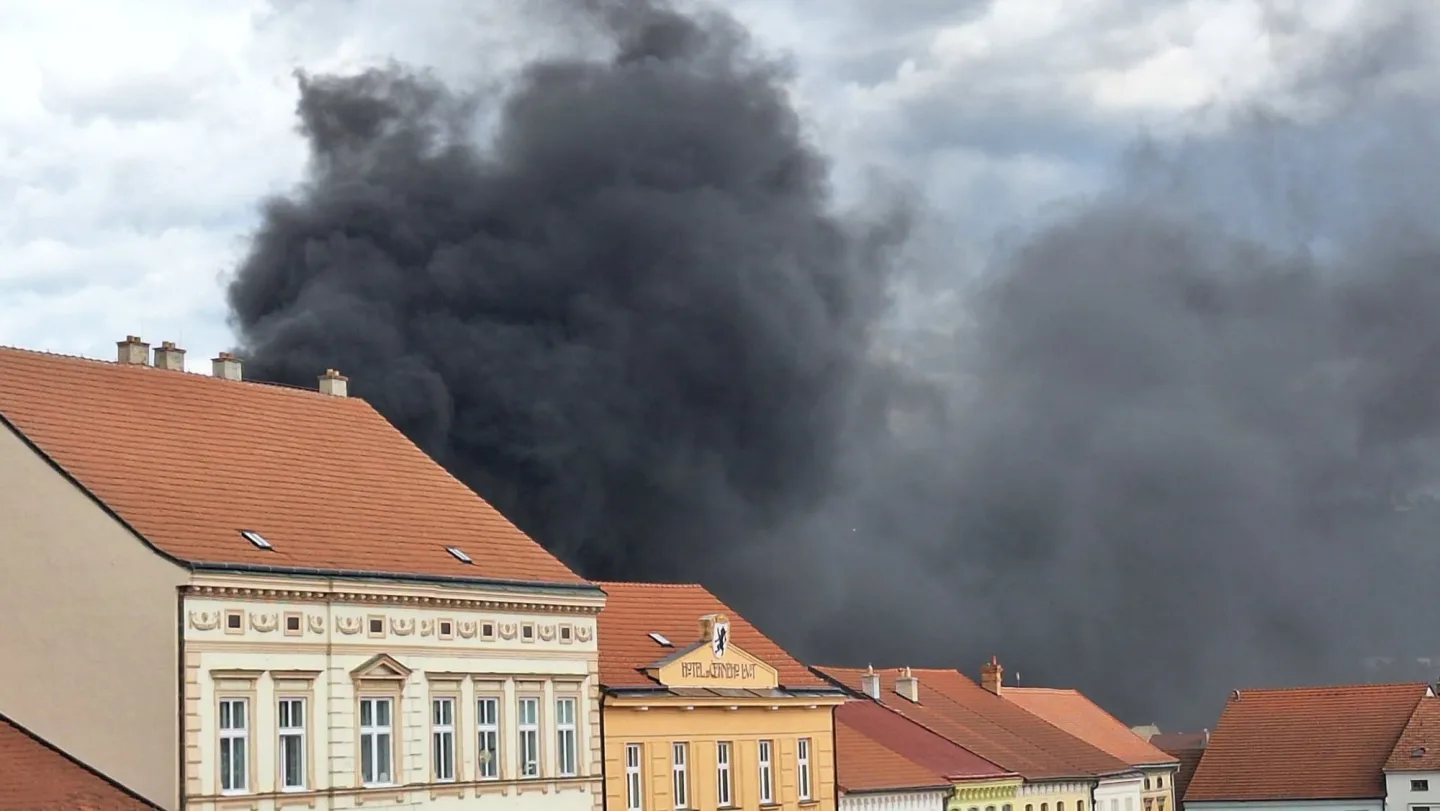V Ivančicích na Brněnsku hoří bytovka s poštou, asi dvacet lidí se nadýchalo kouře
