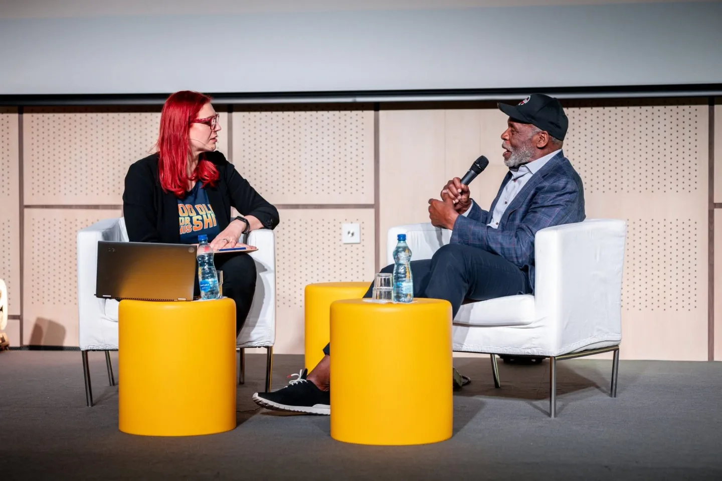 Český con hostil i legendu jako je Danny Glover.
