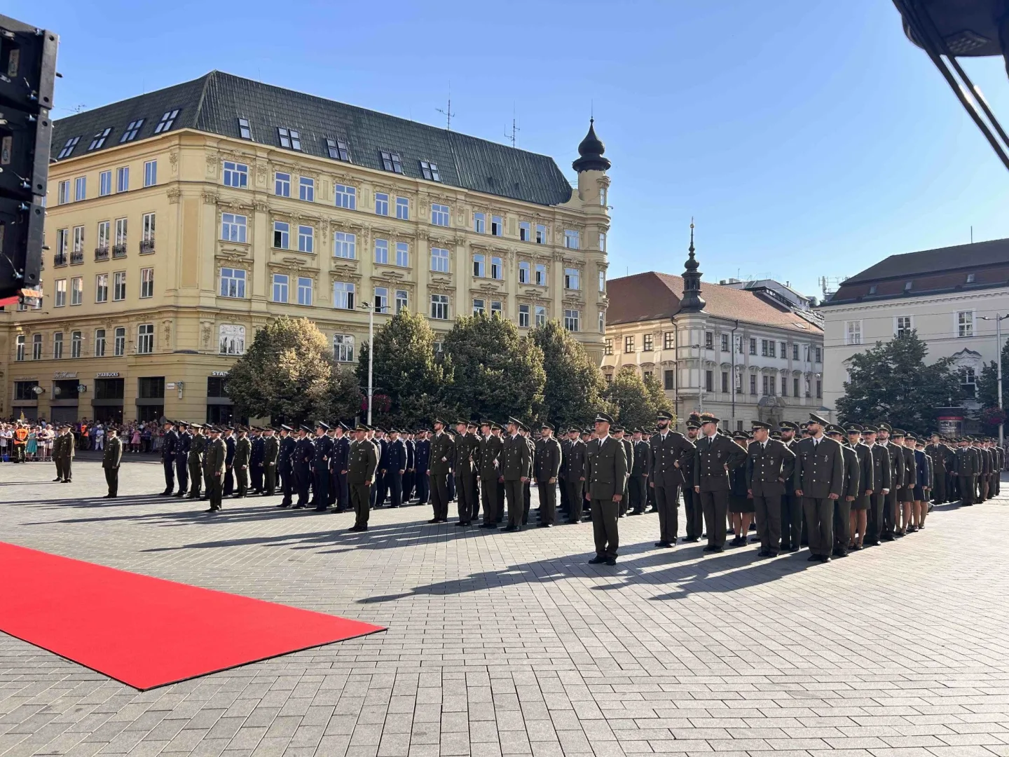 Čepice létaly vysoko. Univerzita obrany se rozloučila s 237 absolventy