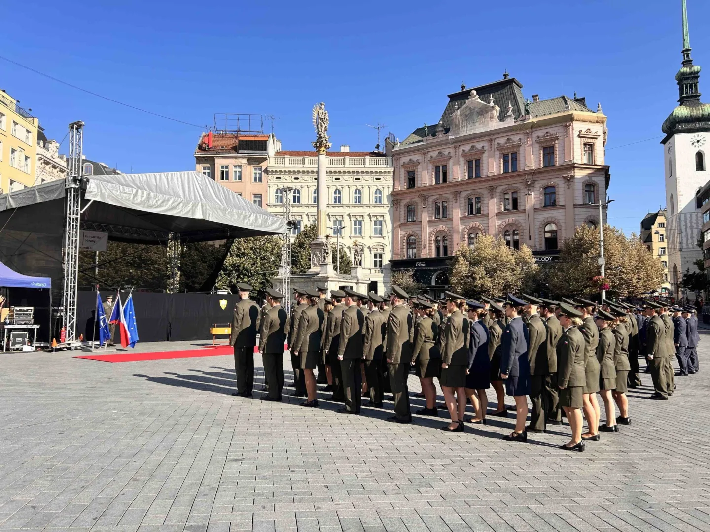 Čepice létaly vysoko. Univerzita obrany se rozloučila s 237 absolventy