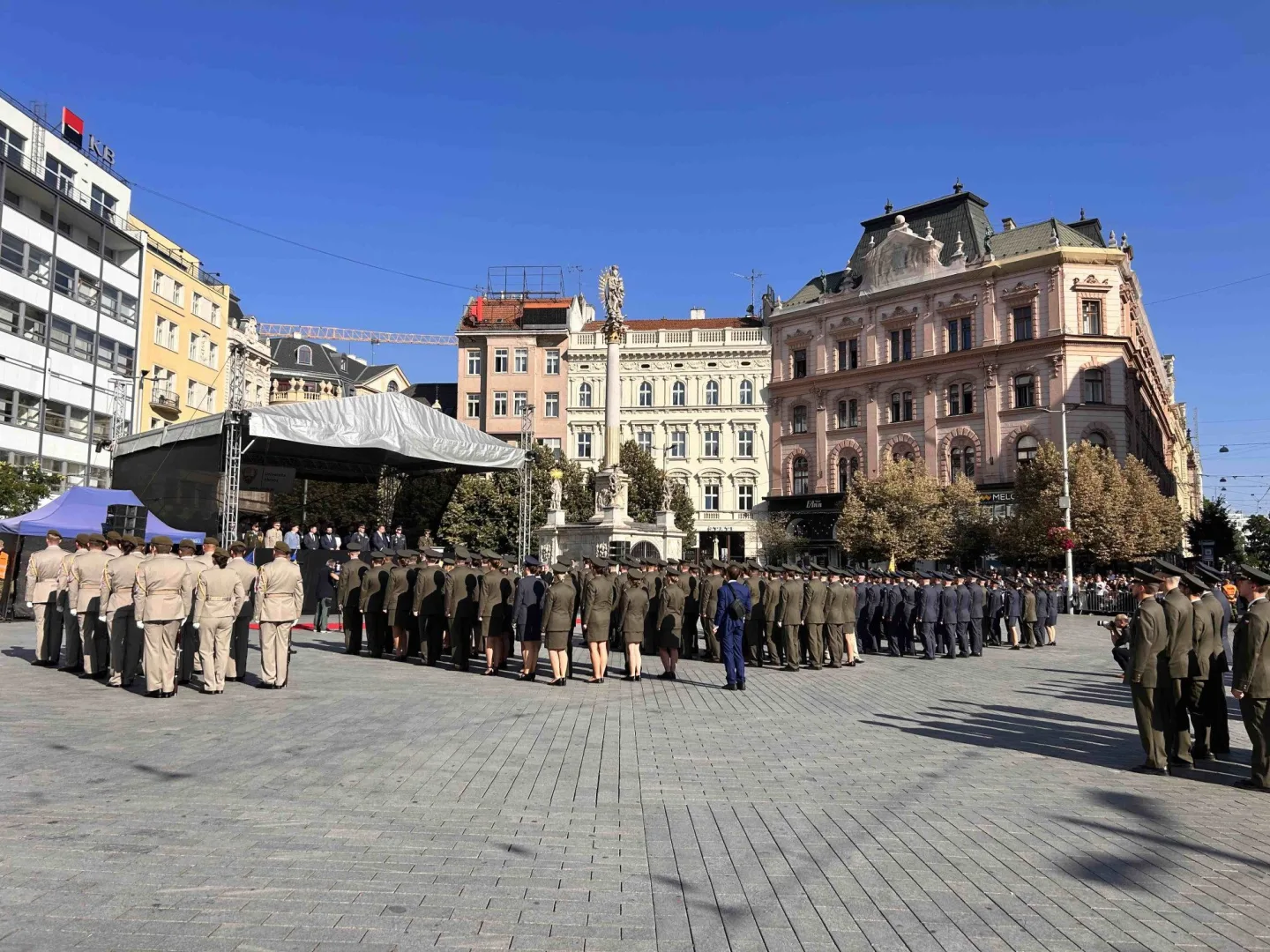 Čepice létaly vysoko. Univerzita obrany se rozloučila s 237 absolventy