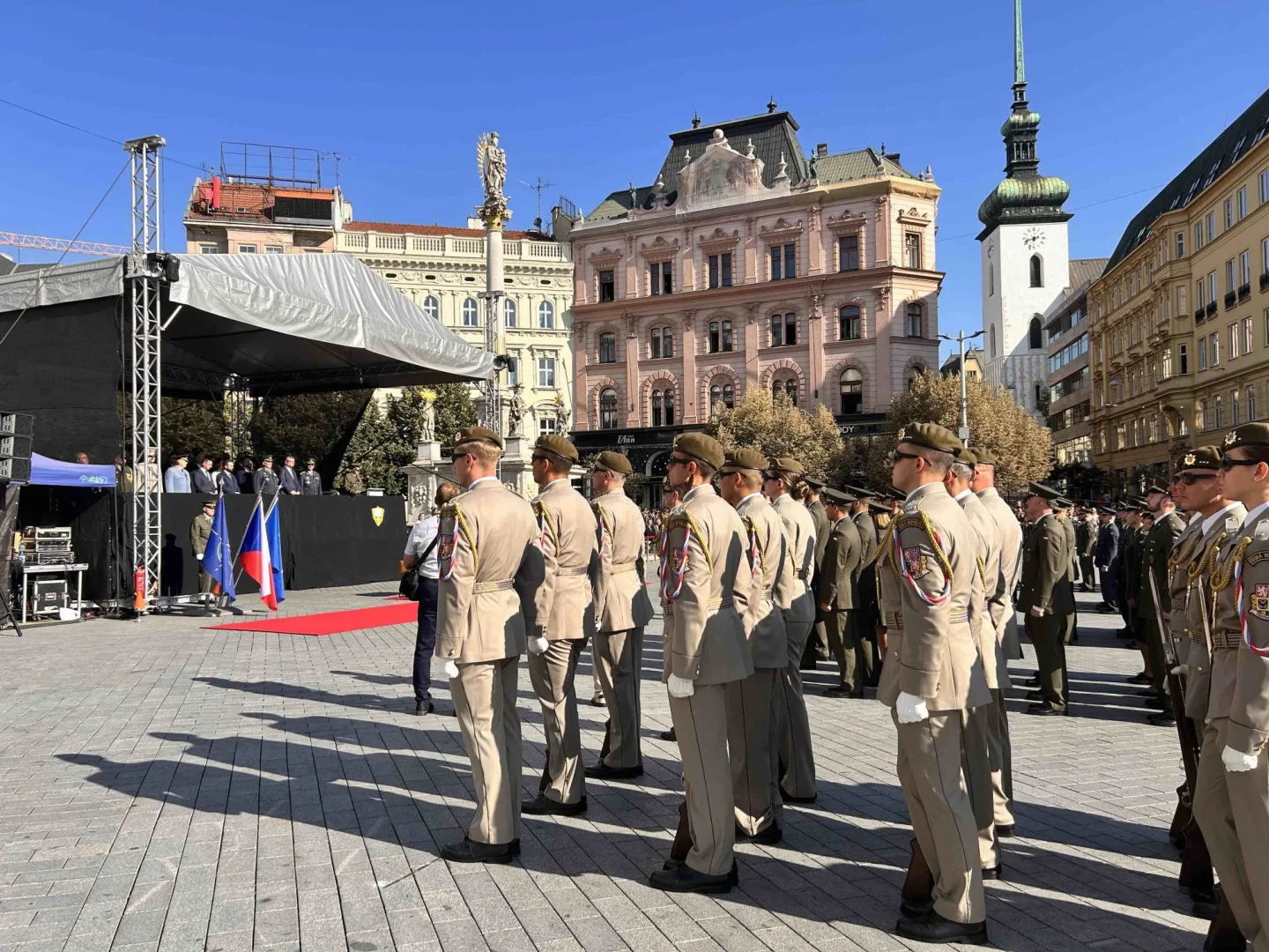 Čepice létaly vysoko. Univerzita obrany se rozloučila s 237 absolventy