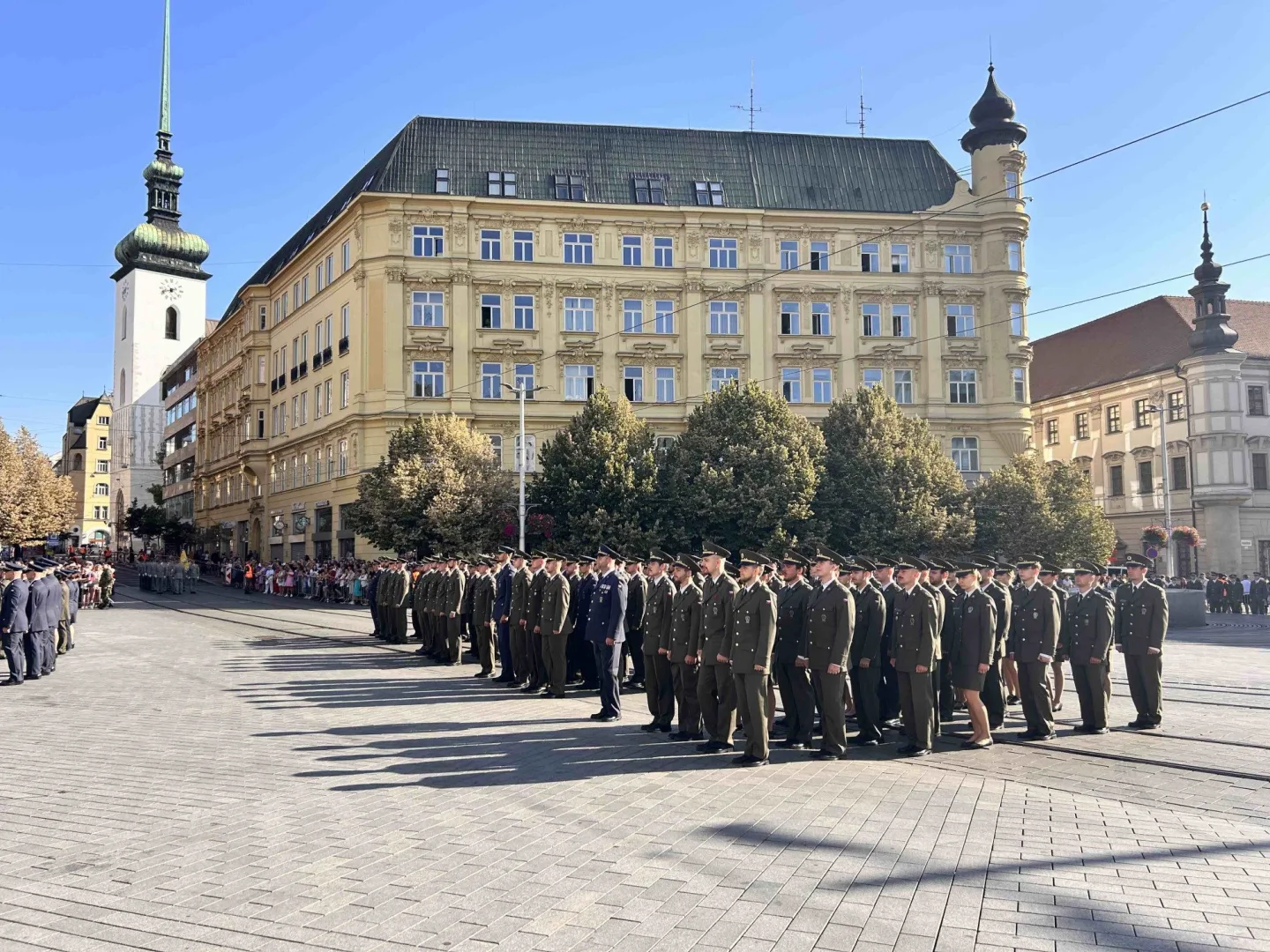 Čepice létaly vysoko. Univerzita obrany se rozloučila s 237 absolventy