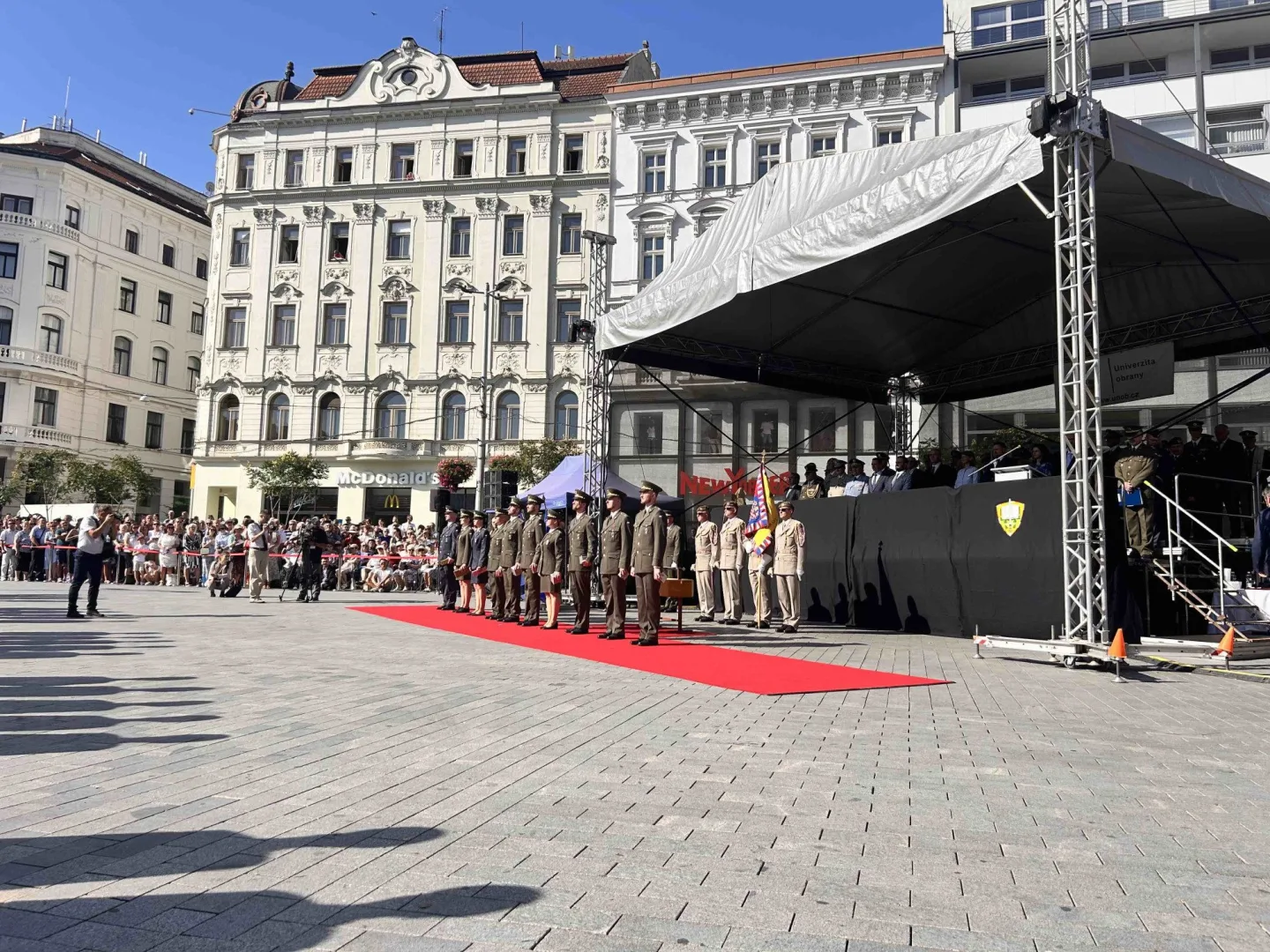Čepice létaly vysoko. Univerzita obrany se rozloučila s 237 absolventy