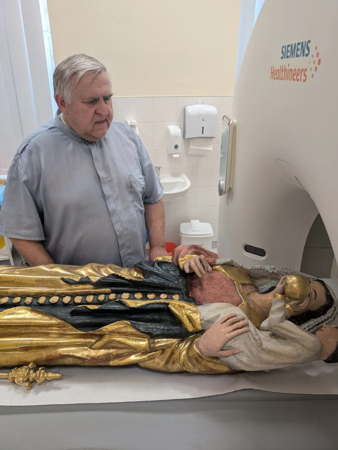 Neobvyklá pacientka u svaté Anny. Lékaři vyšetřili 700 let starou madonu