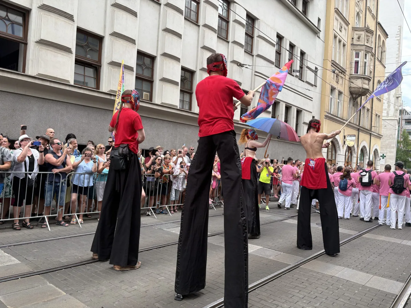 FOTO: Ulicemi Brna se prohnal karnevalový průvod. Lidi přenesl do exotické Brazílie