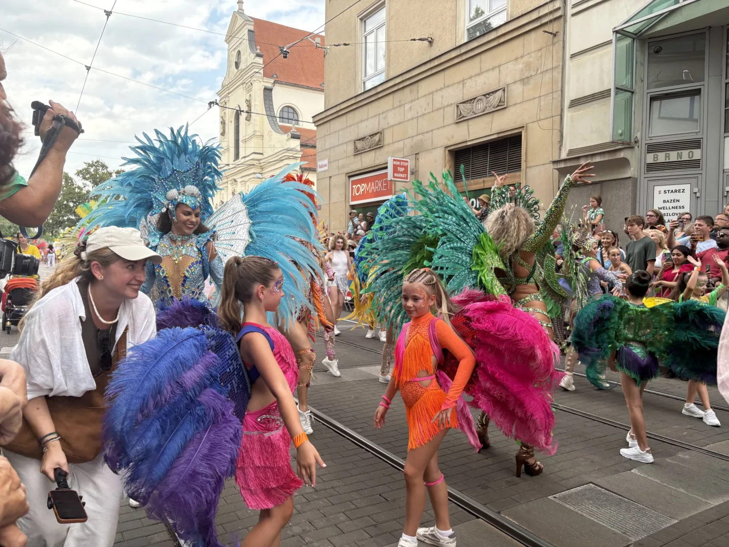 FOTO: Ulicemi Brna se prohnal karnevalový průvod. Lidi přenesl do exotické Brazílie
