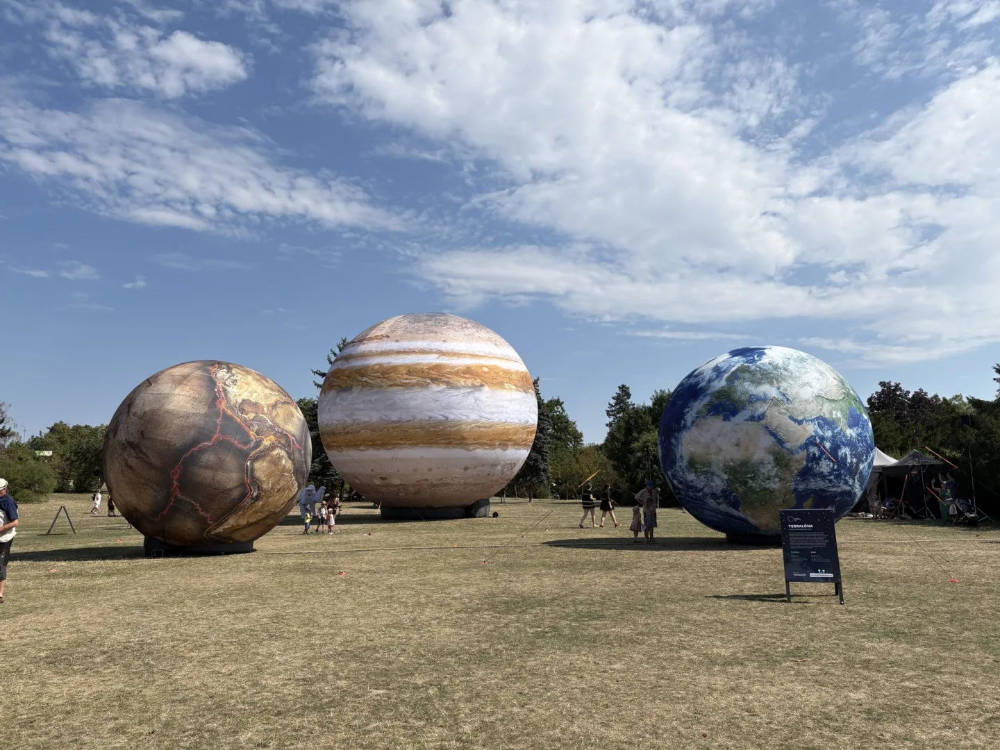 FOTO: Vesmír v Brně. Na Kraví hoře vystavují obří Jupiter i další planety