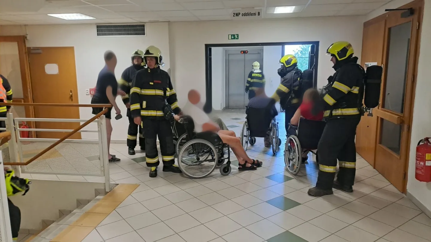 V pečovatelském domě na Blanensku hořelo, klienti skončili v péči záchranářů