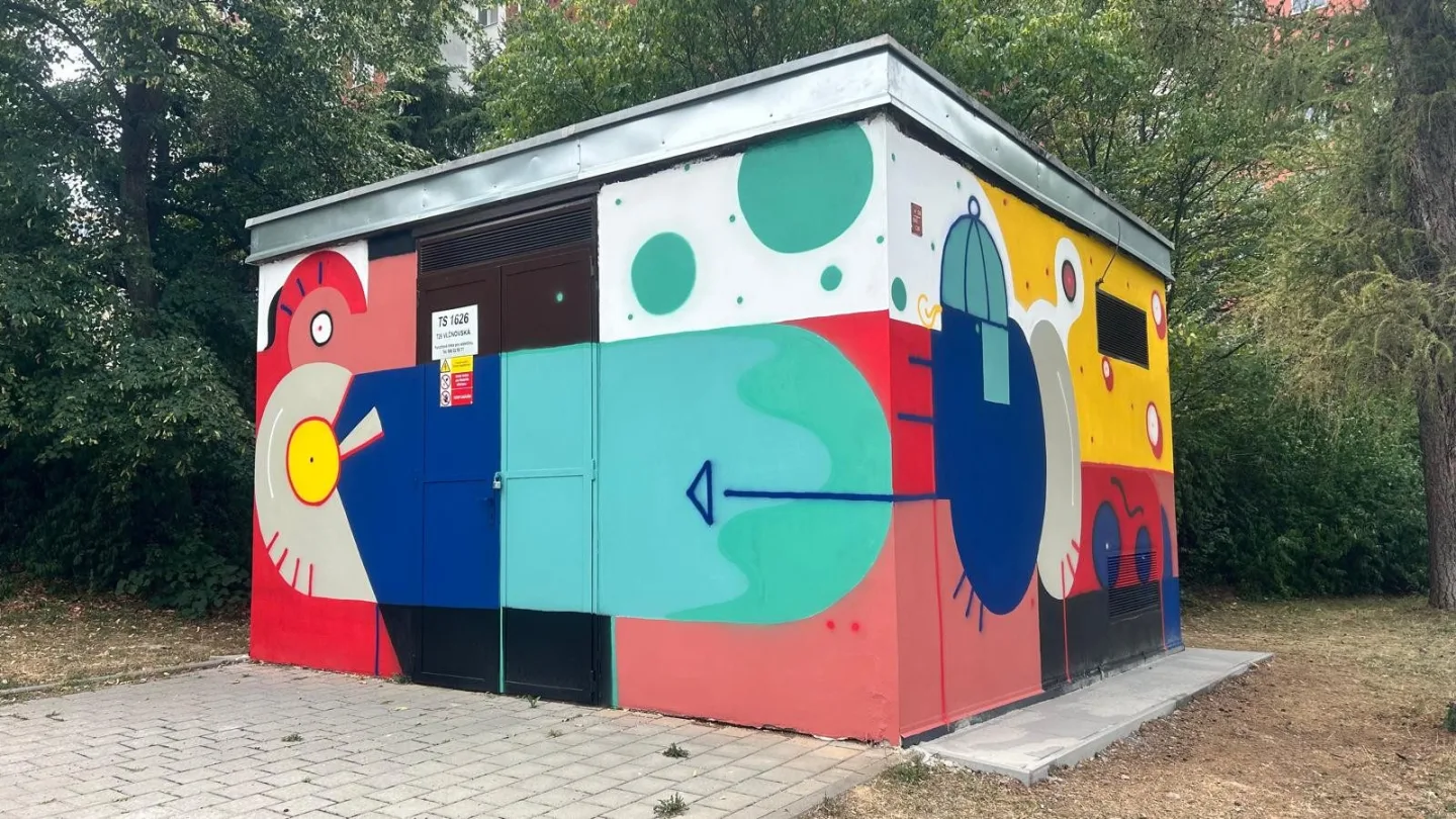 Z šedých krabic umělecká díla. Umělci proměnili deset trafostanic na Vinohradech