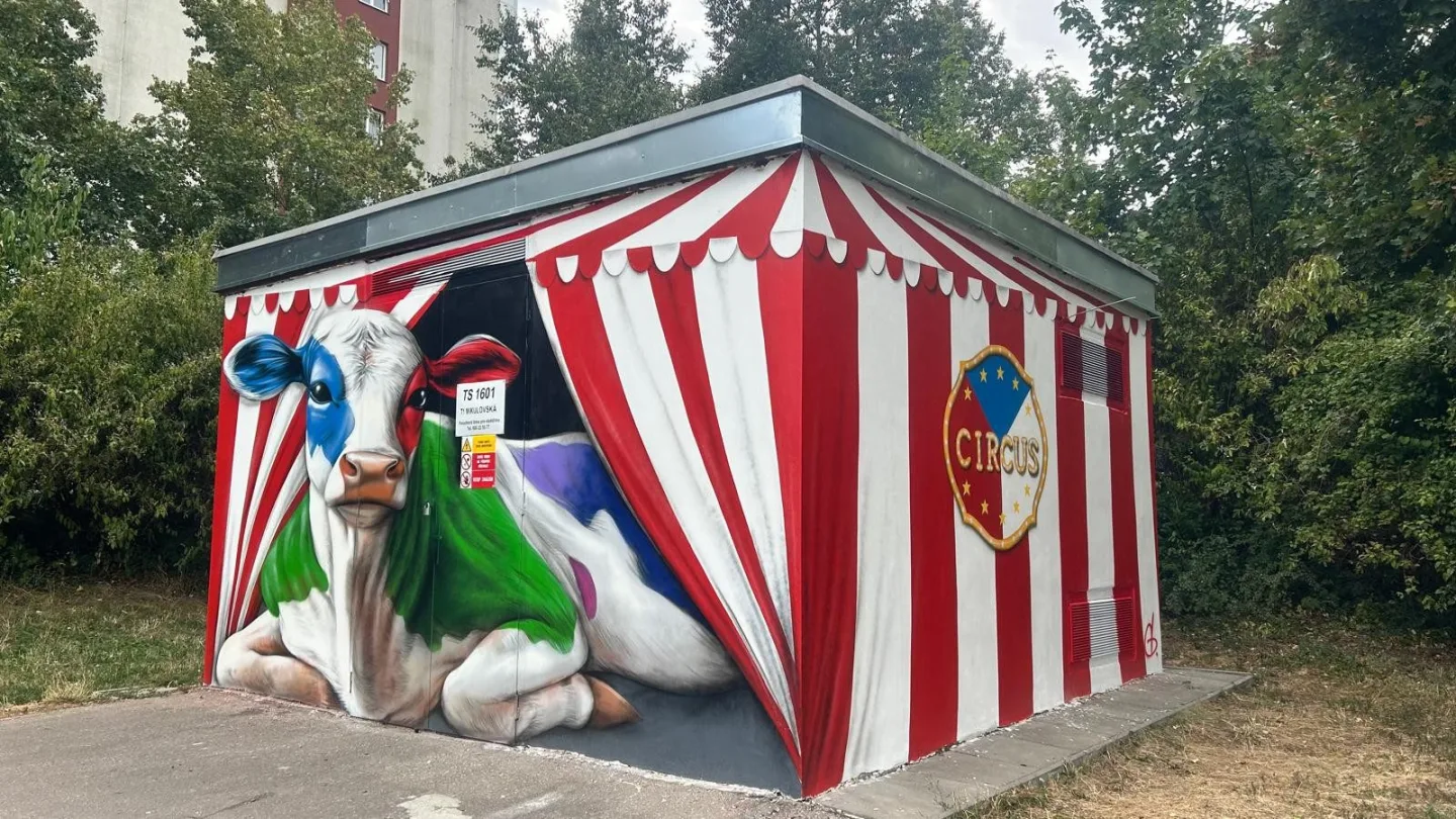 Z šedých krabic umělecká díla. Umělci proměnili deset trafostanic na Vinohradech