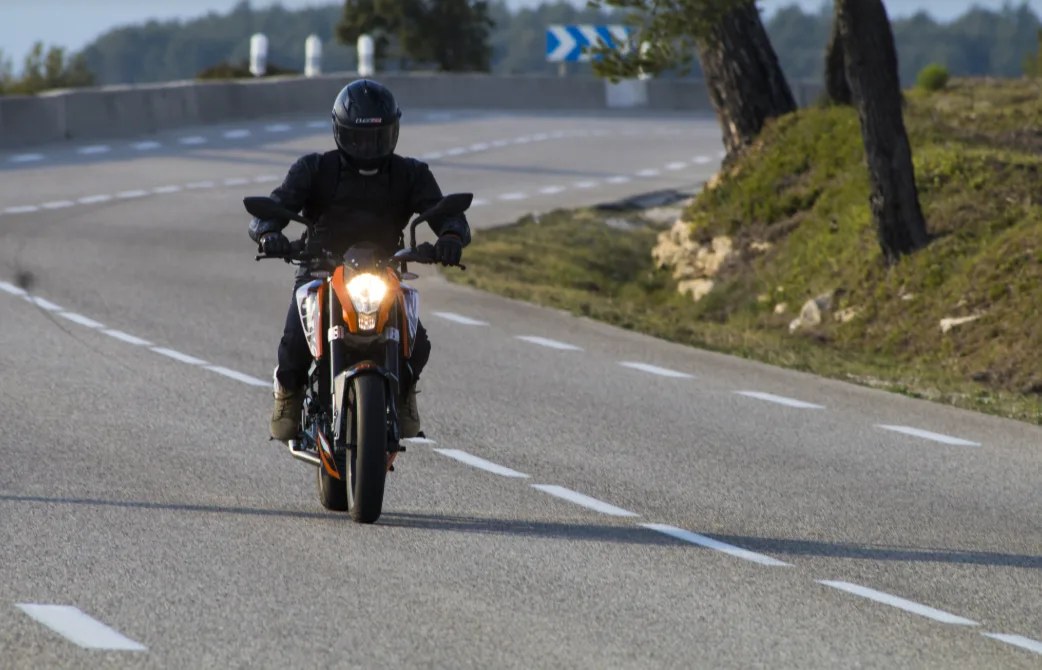 Na Znojemsku zemřel motorkář. Zřejmě nezvládl řízení