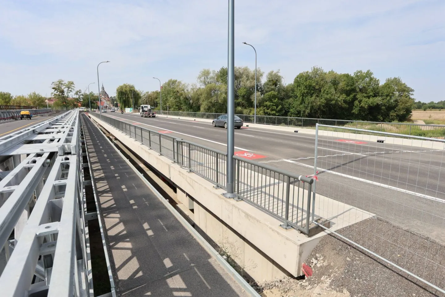 Nový most přes Dyji je v provozu. Dopravu v Břeclavi brzy odlehčí také obchvat